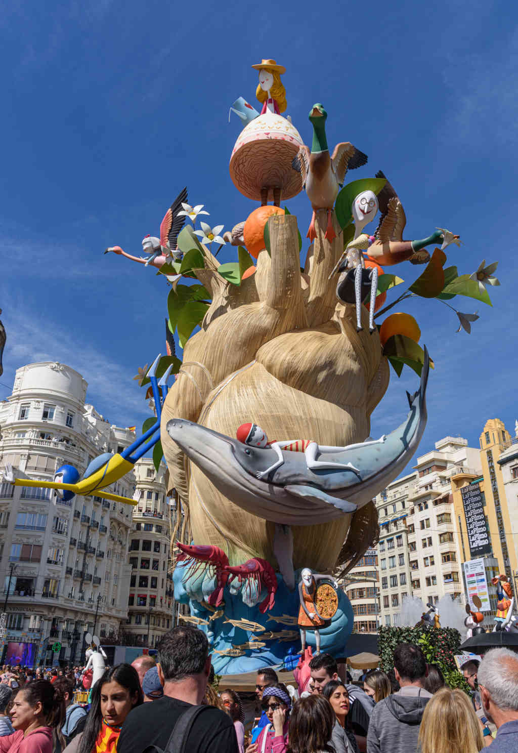 Valencia - fallas 2023 - falla del Ayuntamiento - Cardioversió Valenciana 03.jpg